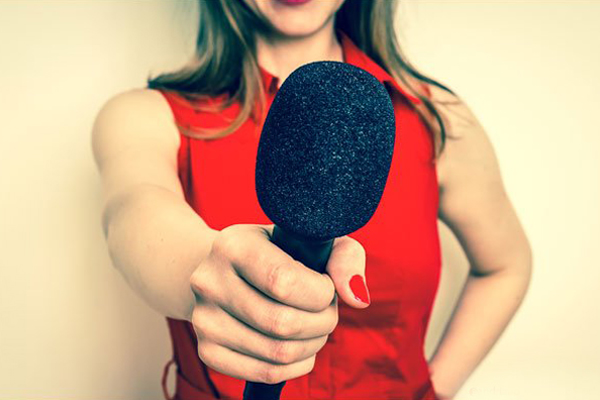 Eine Frau mit Mikrofon.